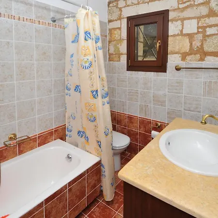 Koutsoypia Stone House *