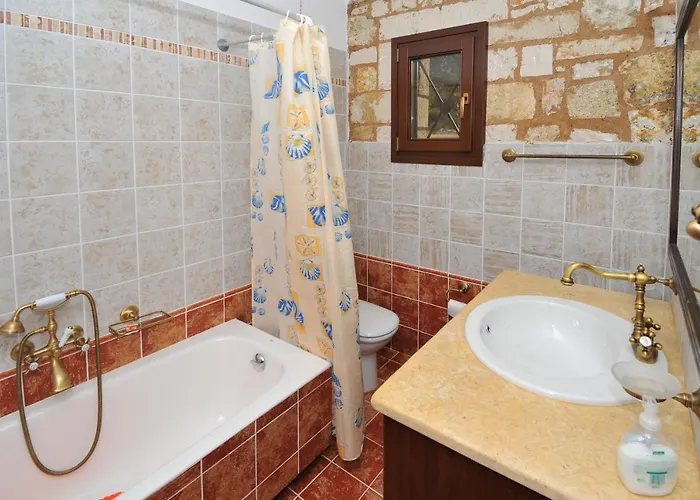 Koutsoypia Stone House *